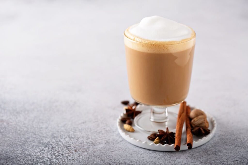 Chai Latte în pahar cu picior si spuma de lapte. Ceaiului chai