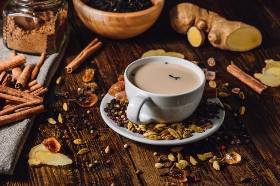 Cana ceramica cu ceai Chai pe o masă rustică, înconjurată de condimente. Ceaiului chai