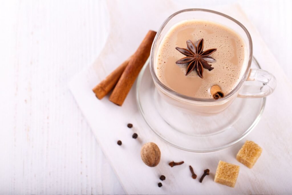 Vedere de sus - cana de sticlă cu Chai ornat cu anason stelat