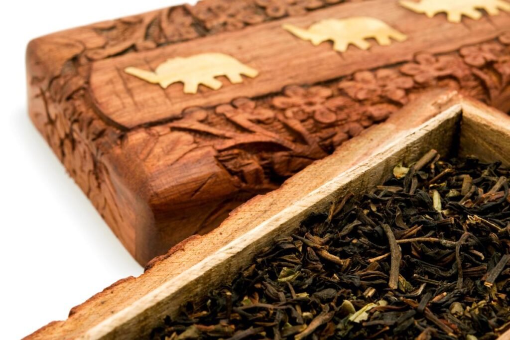 Cutie din lemn sculptat cu ceai Darjeeling. Ceaiului Darjeeling