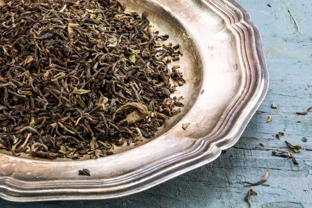 Ceai Darjeeling uscat pe farfurie din alama. Ceaiului Darjeeling