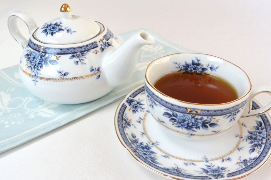 Ceai Darjeeling în cană de porțelan alături de ceaininc. Ceaiului Darjeeling