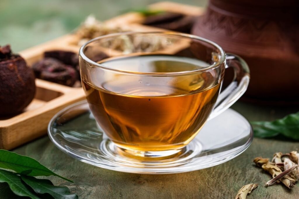 Ceai pu-erh în cană din sticlă transparentă. Beneficiile ceaiului Pu-erh