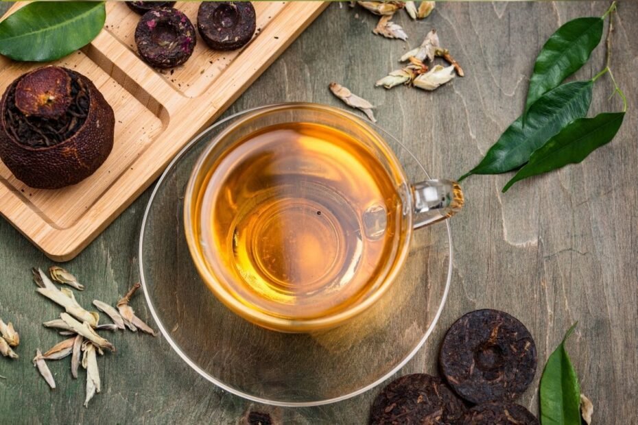 Cească cu ceai Pu-erh alături de frunze presate de ceai. Beneficiile ceaiului Pu-erh