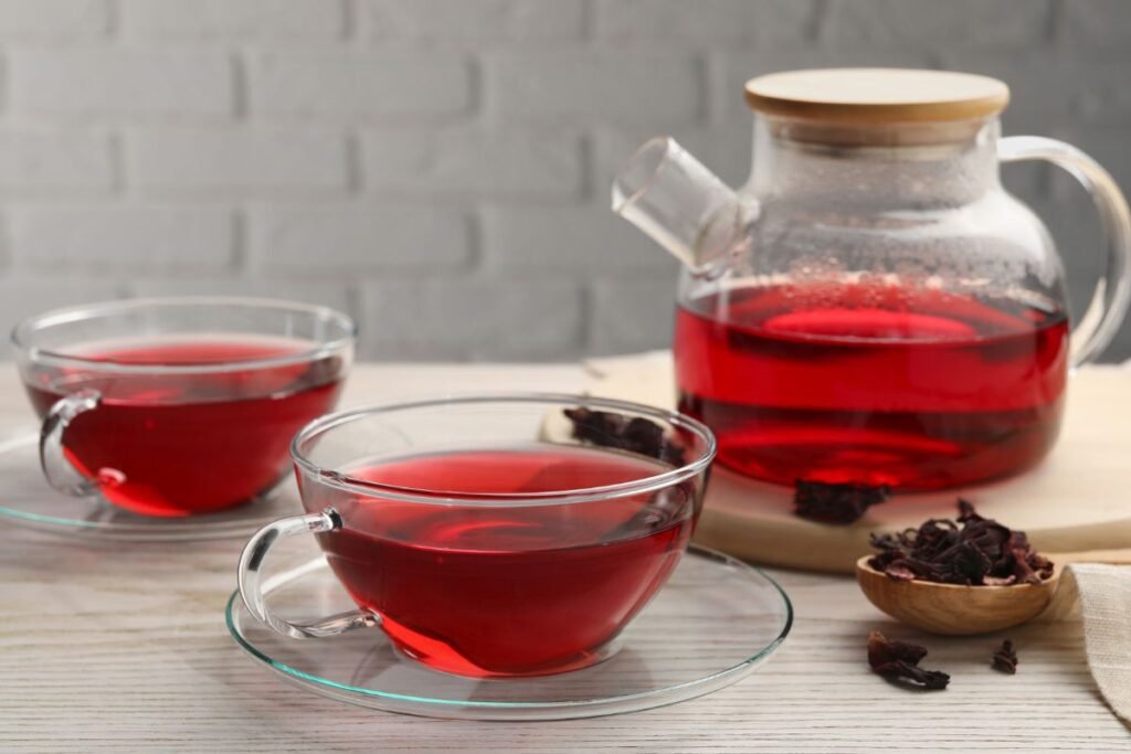 Ceai de hibiscus în cești de sticlă alături de un ceainic