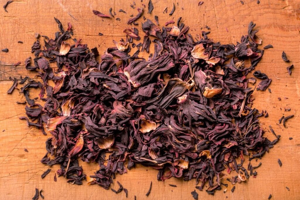Flori de hibiscus zdrobite și uscate