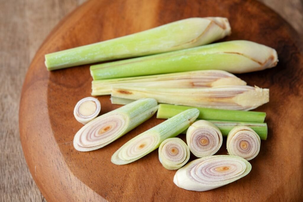 Lemongrass proaspăt pe tocător