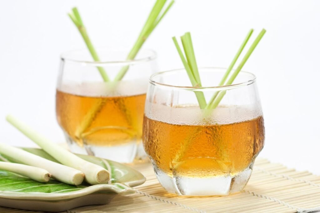 Două pahare cu Lemongrass Ice Tea decorate cu citronela