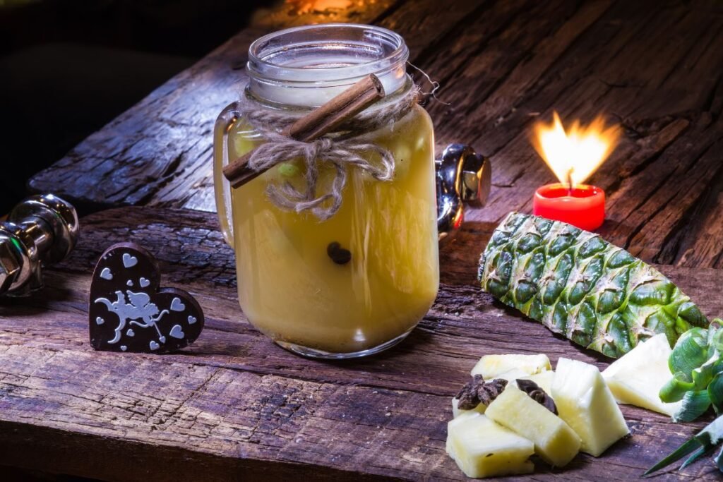 Ceai de ananas într-o cană tip borcan, decorată cu scorțișoară