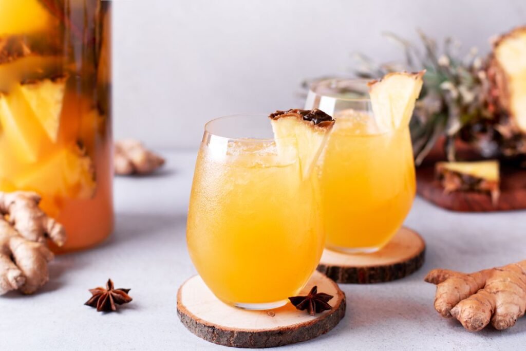 Două pahare cu ceai traditional jamaican de ananas