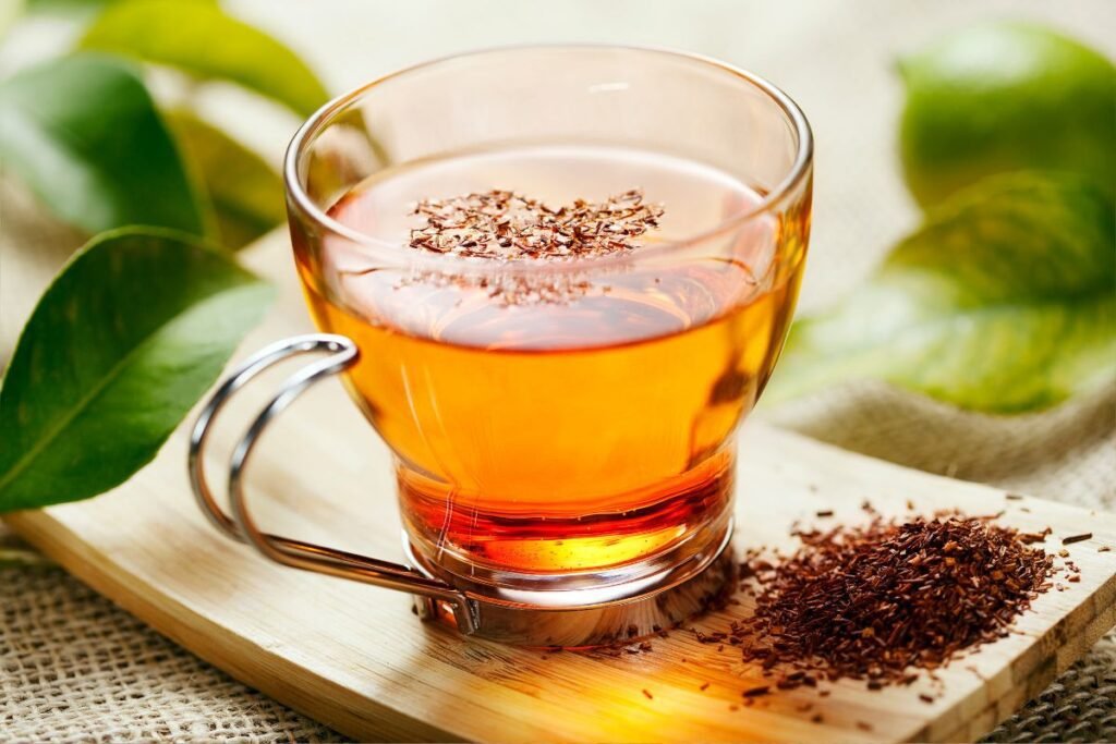 Cană din sticlă cu ceai rooibos